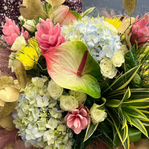 Création sur-mesure mixte (fleurs tropicales et fleurs importées)