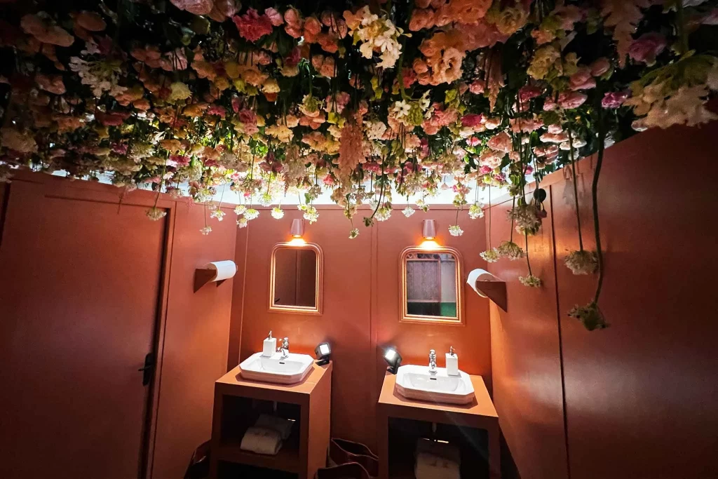 fleurissement du plafond des toilettes pour un mariage