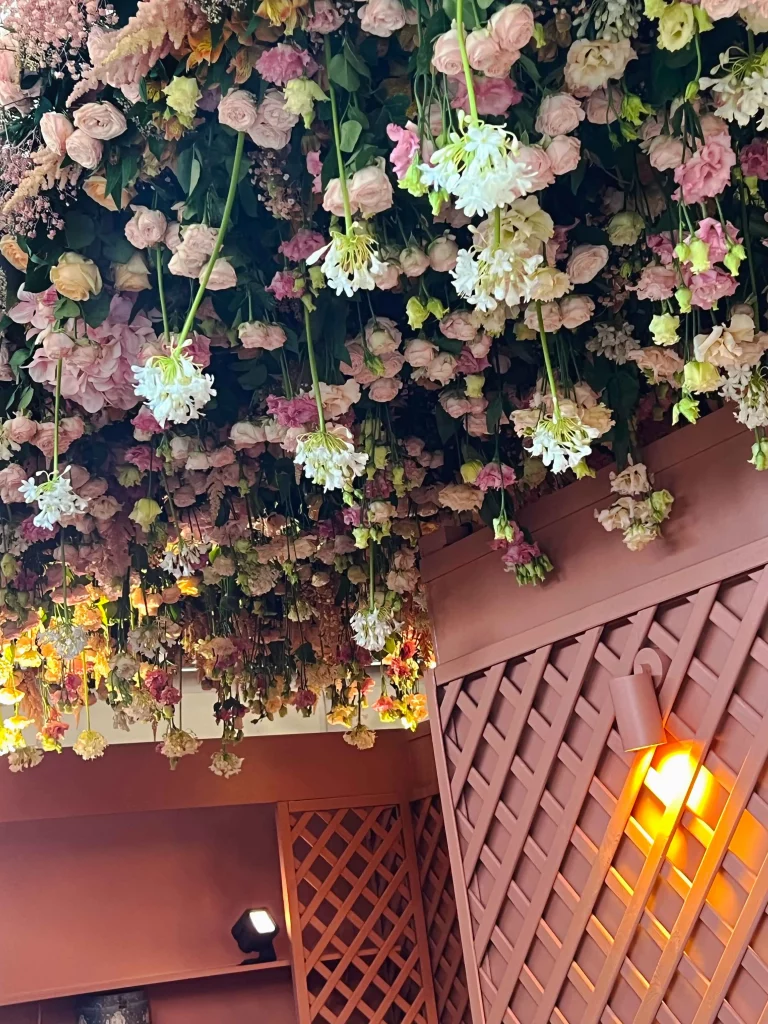plafond en fleurs macq la boutik designer floral