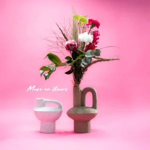 Muse en fleurs et vase cruche